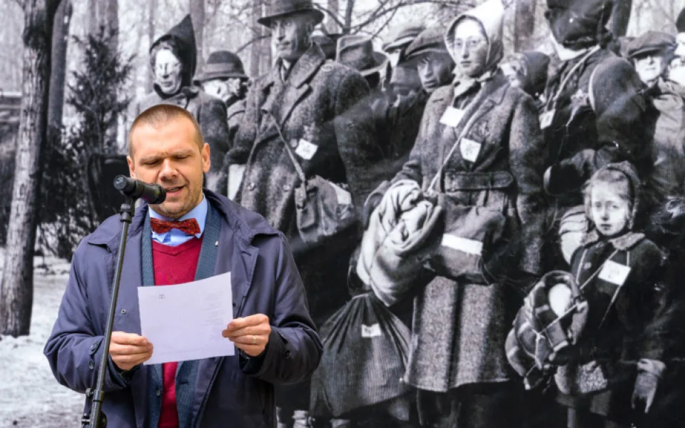 Primátor Plzně Martin Baxa četl jména obětí holocaustu před fotografií plzeňských Židů připravených k prvnímu transportu