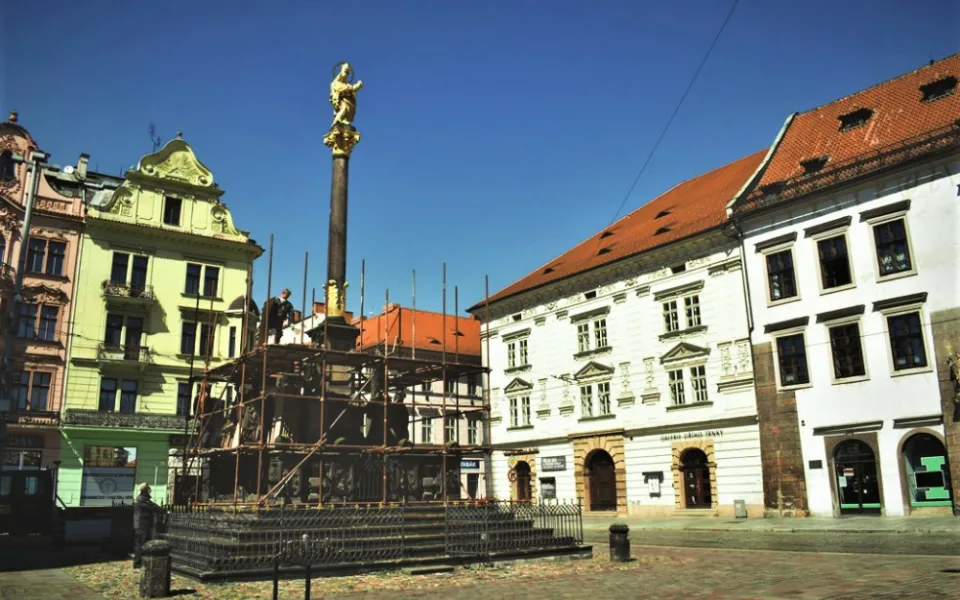 Mariánský sloup už obklíčilo lešení