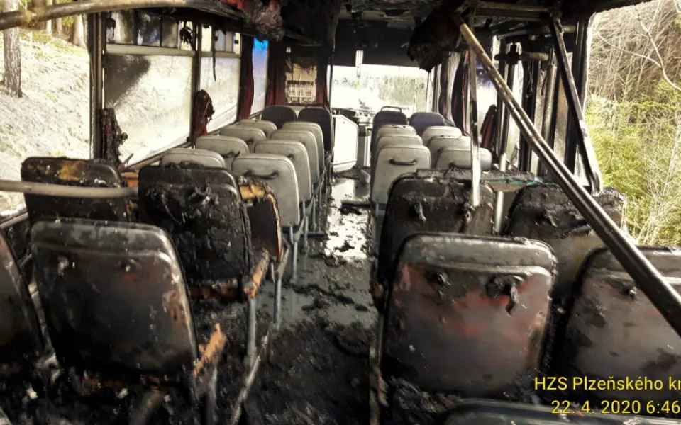 Uvnitř interiéru autobusu plameny zničily několik řad sedaček