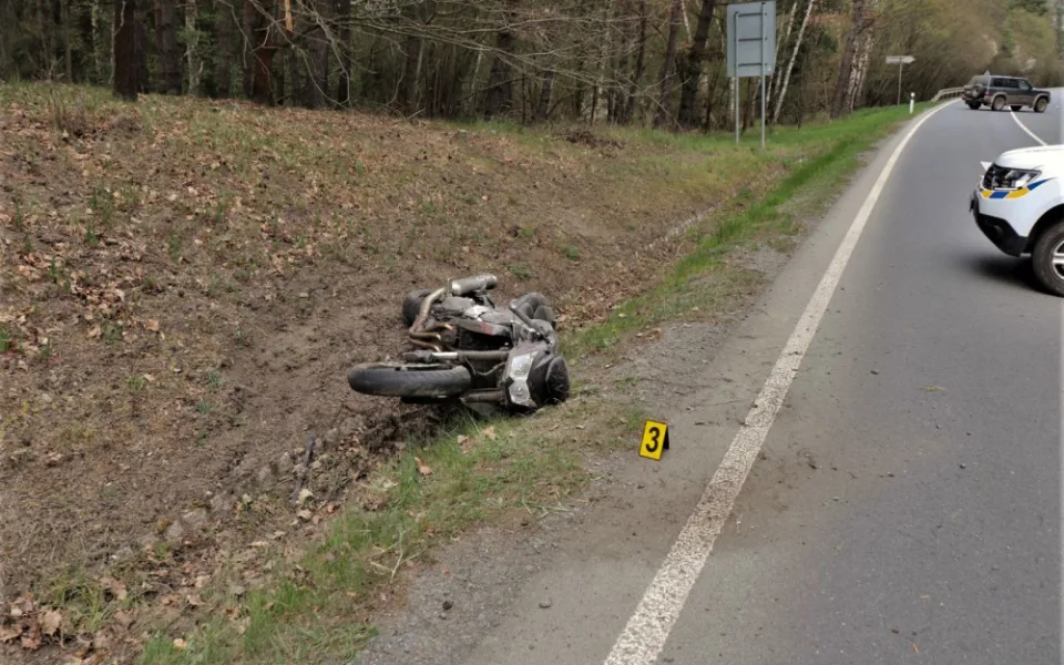 Motorka zůstala po střetu se srncem ležet v příkopu