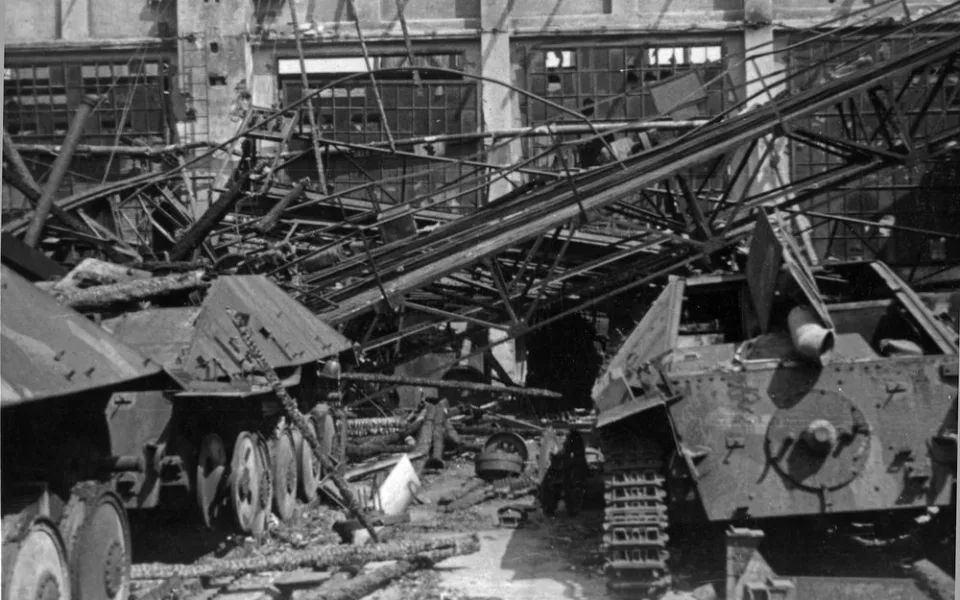 Škodovka - zničené stíhače tanků Hetzer po americkém náletu 25.4. 1945. Tyto a podobné snímky byly v době komunismu naprostým tabu.