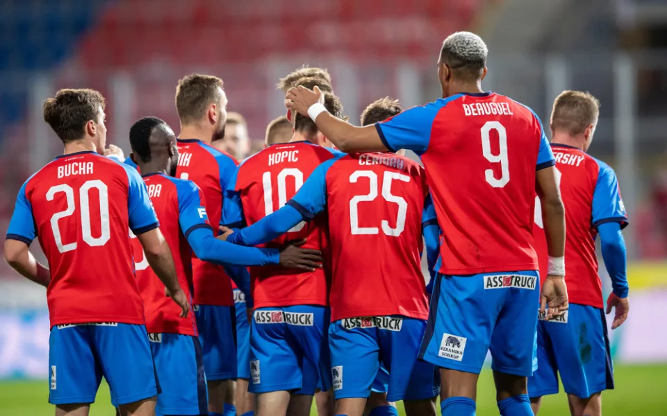 Snížení platů až o 30 procent ohlásilo vedení FC Viktoria Plzeň pro hráče i vedení klubu