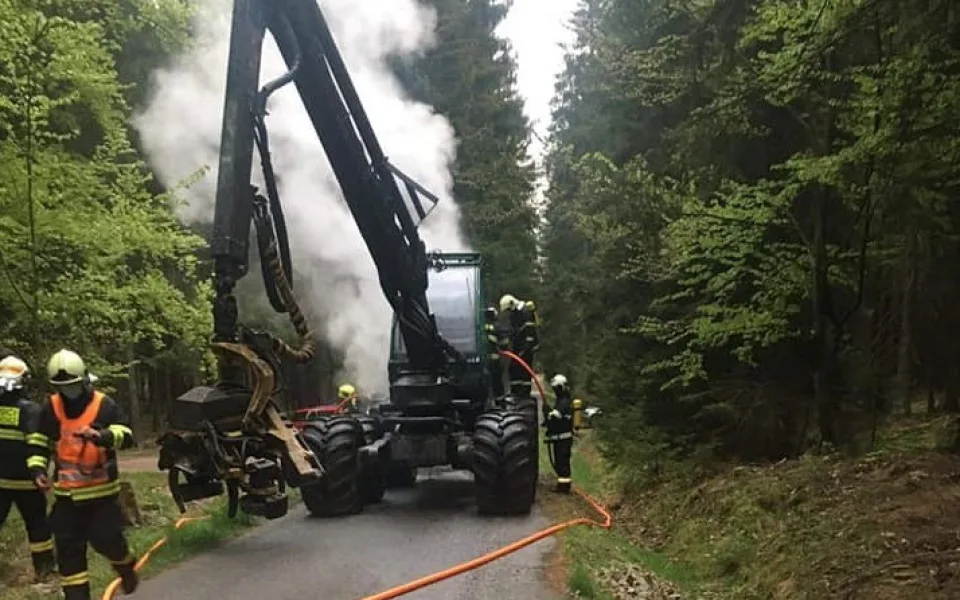 Harvestor hořel na lesní silnici v oblasti CHKO Brdy
