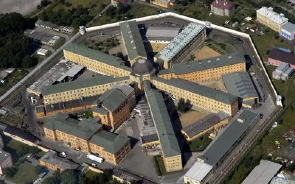 Vězni z plzeňské věznice kompletují protivirové nanomasky, které vyvinula místní firma
