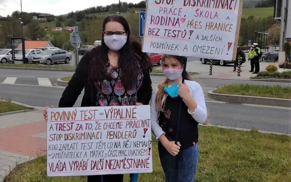 Pendleři na hraničním přechodu Folmava protestují proti povinné platbě za testy na koronavirus