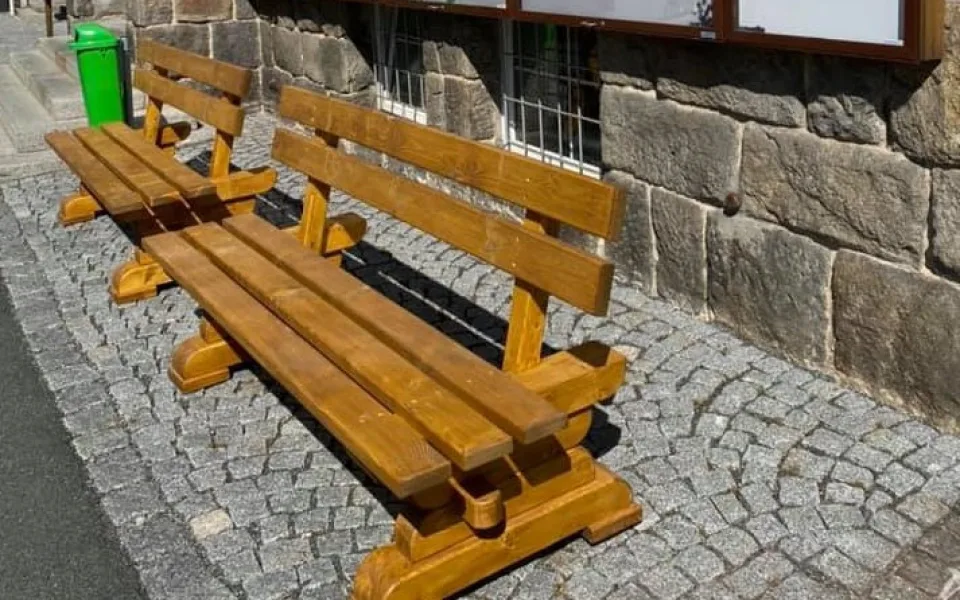 Lavičky vyrobené z kůrovcového dřeva teď zdobí centrum Železné Rudy