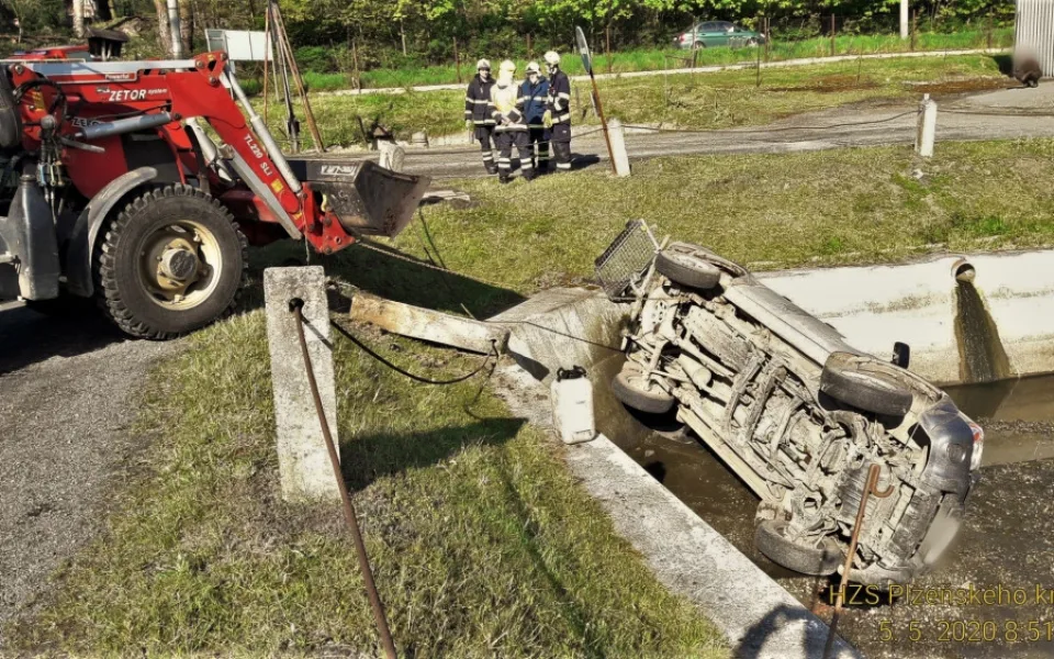 Terénní automobil skončil na dně rybích sádek