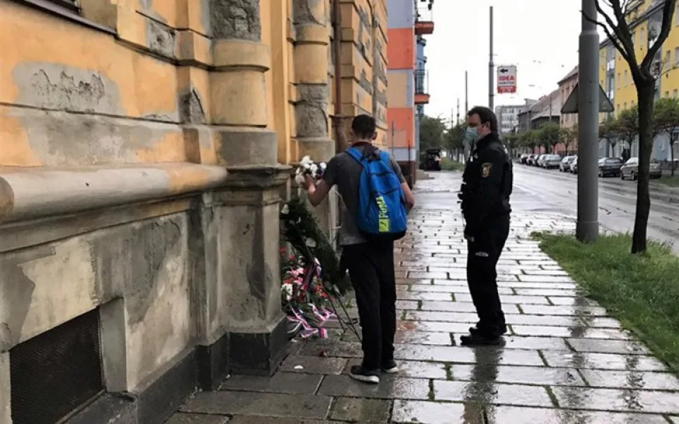 Pachatel vrací odcizený věnec pod dohledem strážníka městské policie