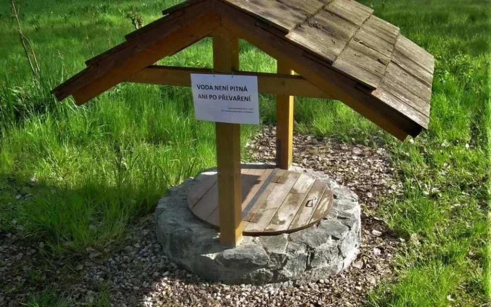 Cedule umístěná na studánce dává jednoznačnou informaci
