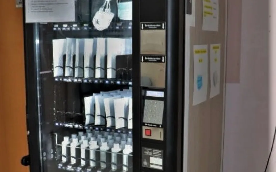 Automat na roušky, respirátory a dezinfekci mají na slovanské radnici