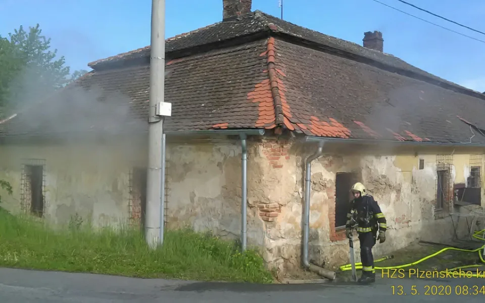 Hasiči zasahují u požáru domu v Nepomuku-Dvorci