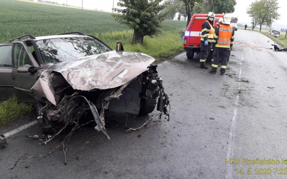 Na silnici se srazily dva osobní automobily