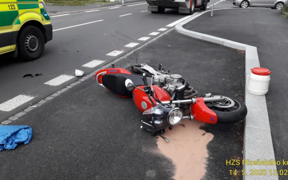 Motorkář jedoucí po hlavní ulici nedostal přednost od osobního automobilu