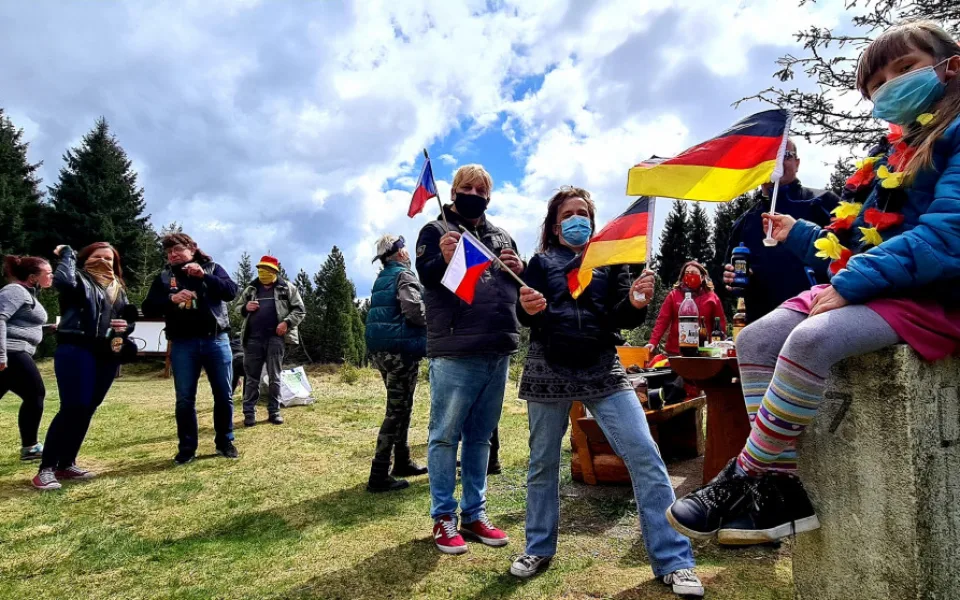 Češi se v sobotu symbolicky setkají se sousedy na hranicích