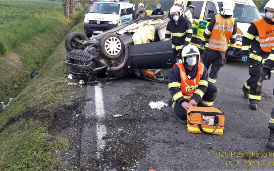 Auto se po karambolu převrátilo na střechu