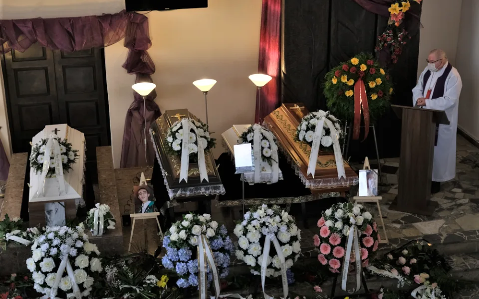 Ve smuteční síni byly vedle sebe čtyři rakve s obětmi tragické nehody