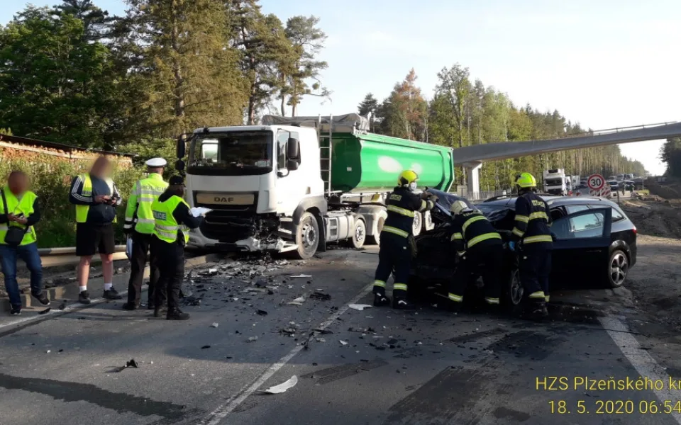 Osobák se střetl s náklaďákem těsně před nově budovanou lávkou u Kamenného rybníka