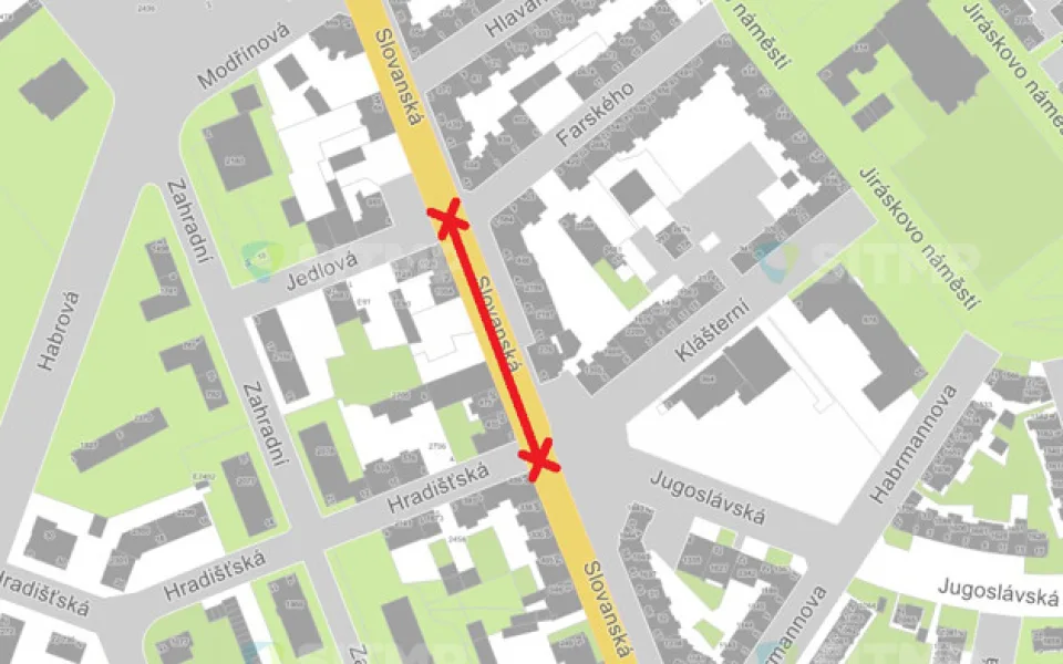 Opravy na Slovanské třídě probíhají v červeněn vyznačeném úseku křižovatek Jedlová – Hradišťská