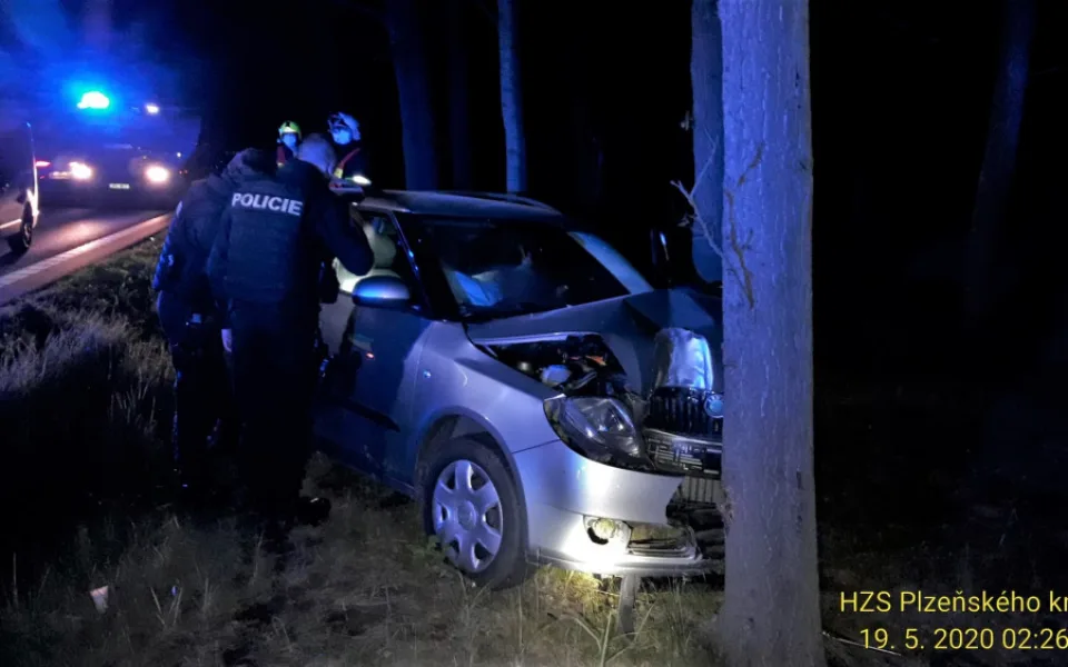 Opilá motoristka vyletěla ze silnice a zapíchla se do stromu