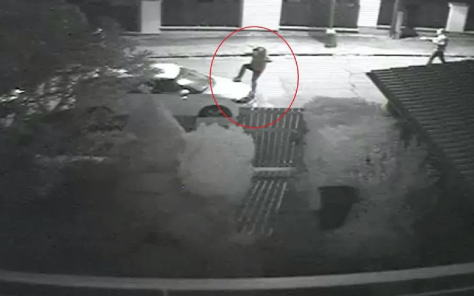 Vandalové bezdůvodně poničili zaparkovaná vozidla