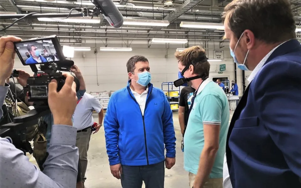 Ministr vnitra Jan Hamáček navštívil firmu vyrábějící unikátní nanomasky