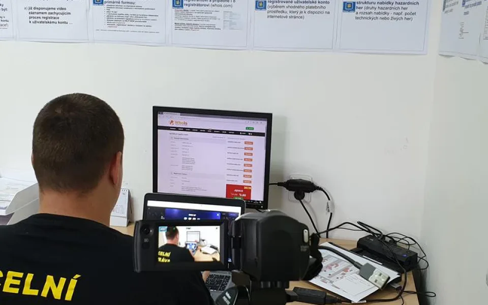 Celníci pátrají na internetu po nelegálních hazardních hernách