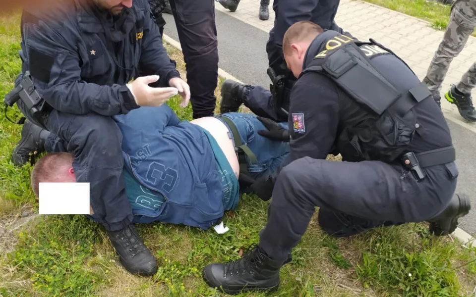 muž dvakrát vystřelil do vzduchu