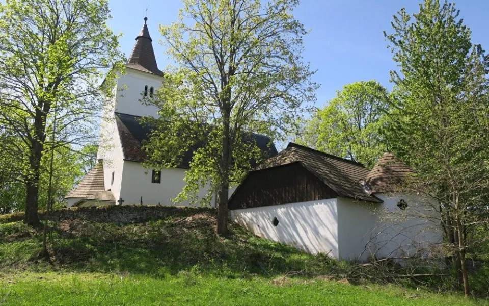 Malebný kostel na Mouřenci se nachází nad Annínem