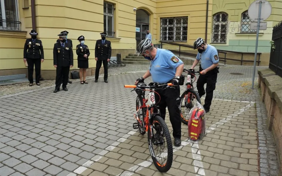Strážníci si elektrokola ve své výbavě pochvalují