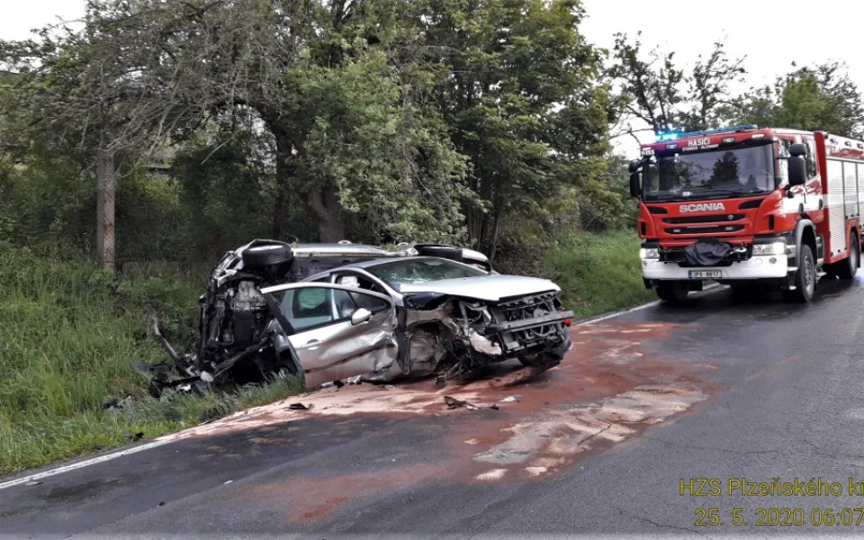 Dva automobily se srazily poblíž Šťáhlav