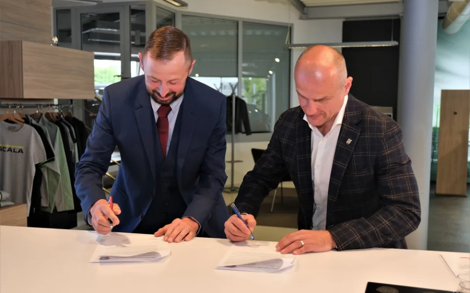 Jan Šmucler a Martin Straka při podpisu partnerské smlouvy