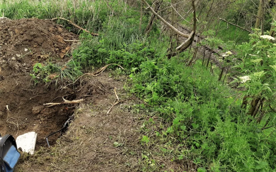 Na tomto místě překopl bagrista kabel, a vyřadil tak z provozu signalizační zařízení na dvou přejezdech