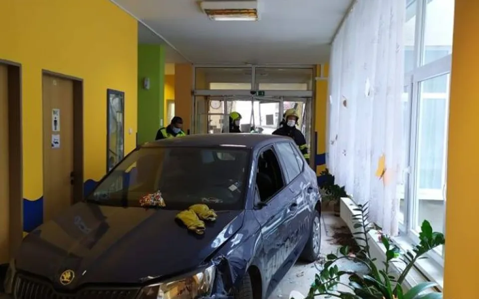 Vůz najel do domu s pečovatelskou službou, zraněná je klientka (93)