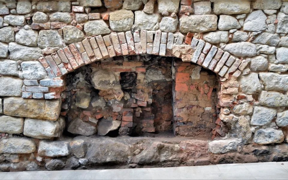 Při opravě fasády dvora ojevili archeologové nečekaně topeniště