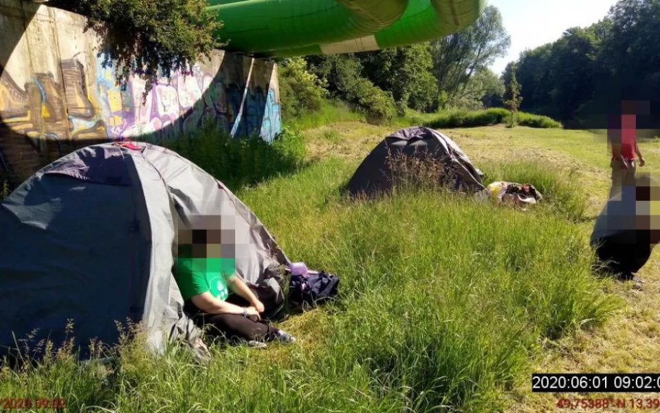 dívku nalezli mezi bezdomovci
