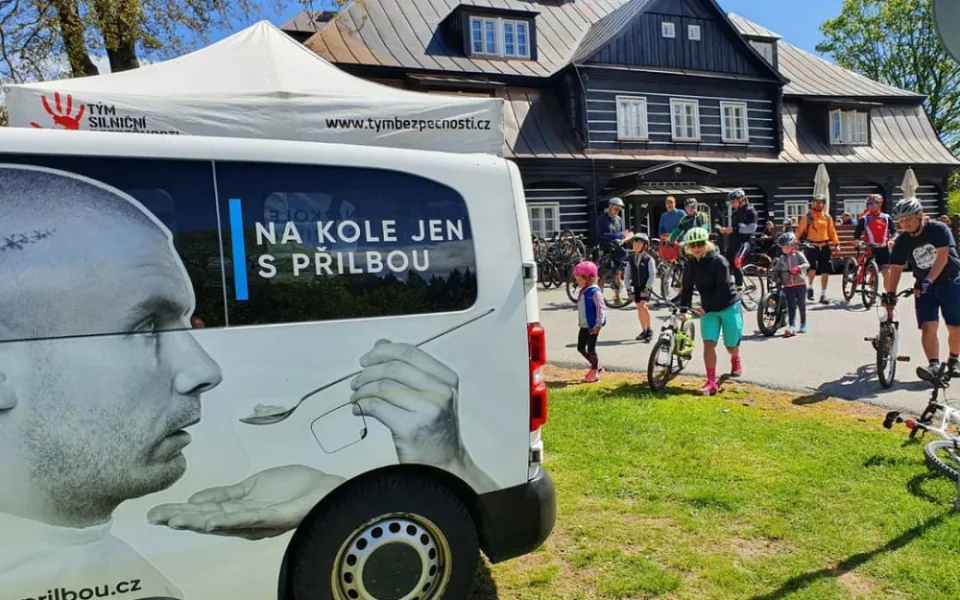 Projektu Na kole jen s přilbou je deset let. S cyklisty bude slavit napříč celou republikou