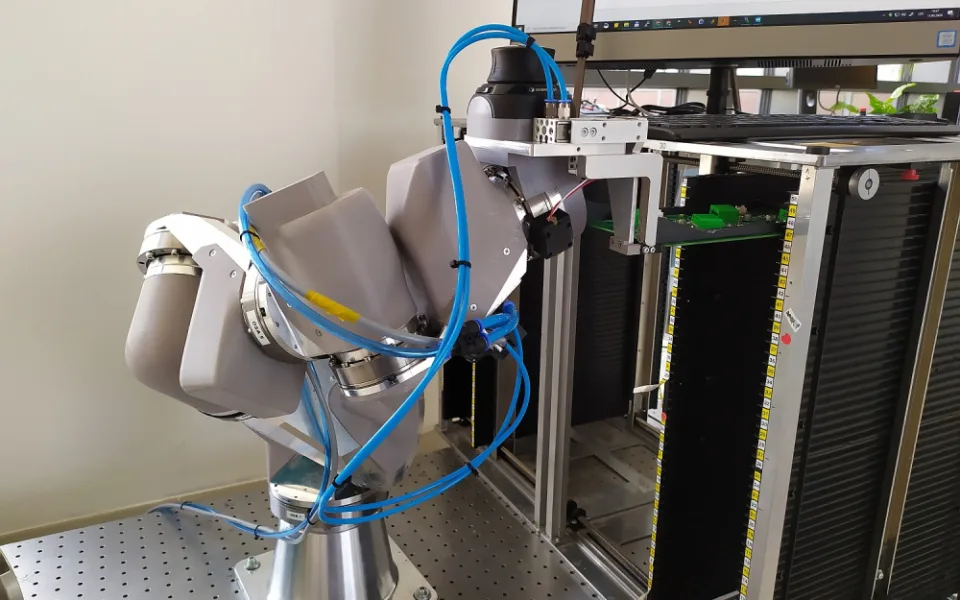Robot při vyzvedávání elektroniky ze zásobníku