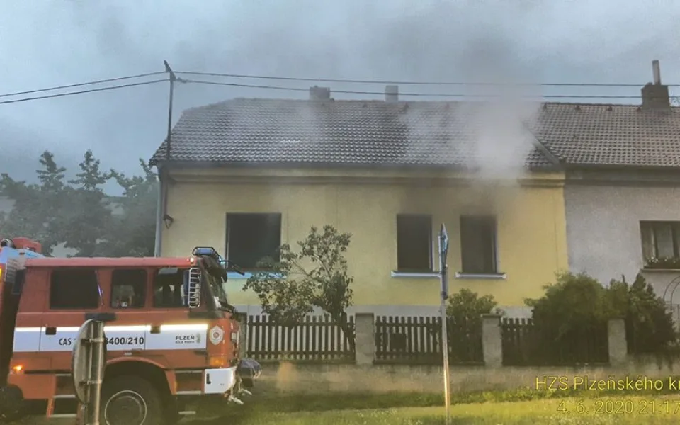 požár rodinného domu v Plzni na Bílé Hoře