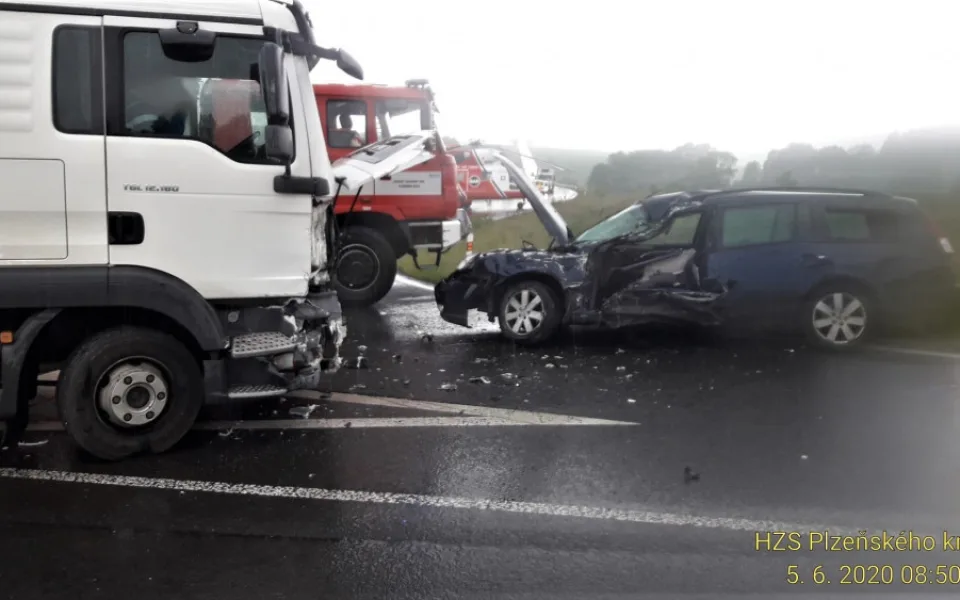Řidič (81) nákladního automobilu nedal přednost a způsobil těžkou nehodu