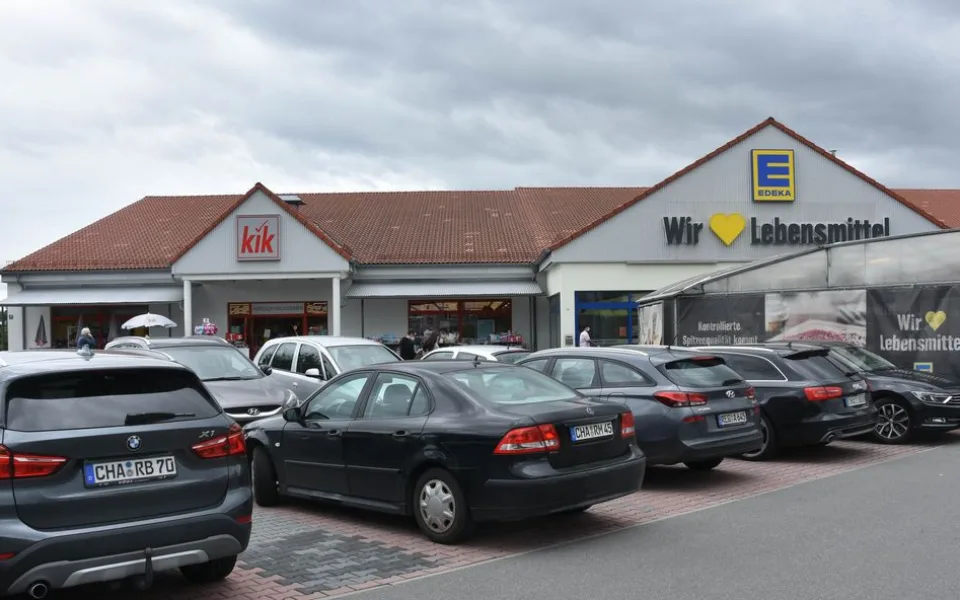 Před supermarkety ve Furthu parkovaly jen německé vozy
