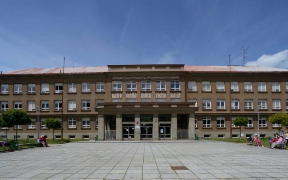  20. základní škola v Plzni v Brojově ulici přistavuje celé čtvrté patro
