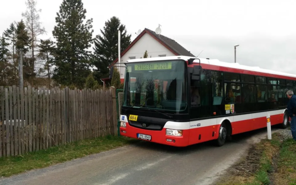 Loni v dubnu se testovala průjezdnost Výsluní různými typy autobusů