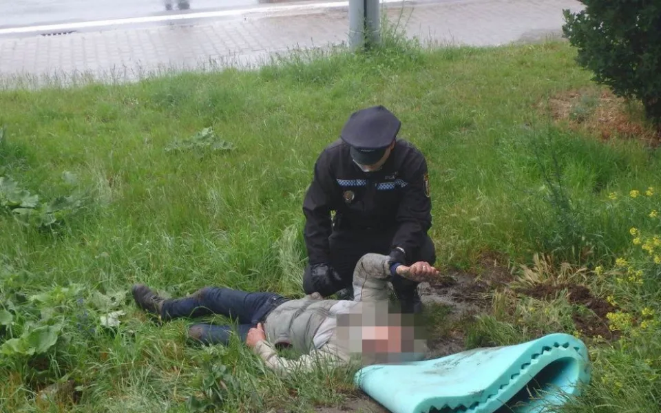 Dramatický vývoj běžné kontroly, bezdomovec dostal epileptický záchvat