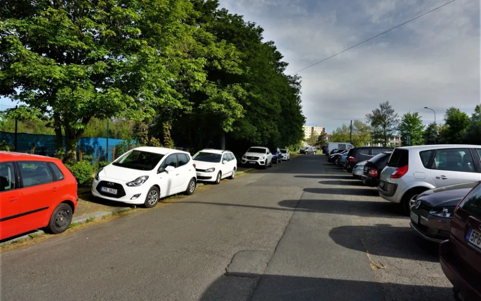 Divoké parkování nahradí nové parkoviště s rozšířenou kapacitou