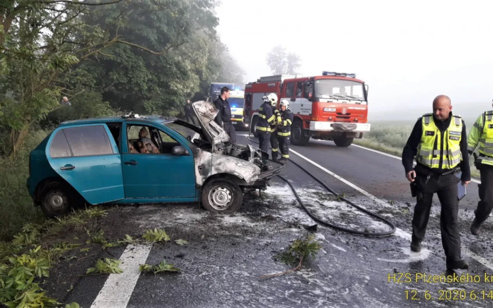 Automobil na Domažlicku začal po nehodě hořet