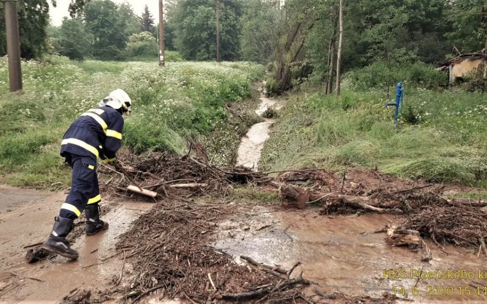 Hasiči odstraňují následky přívalových lijáků