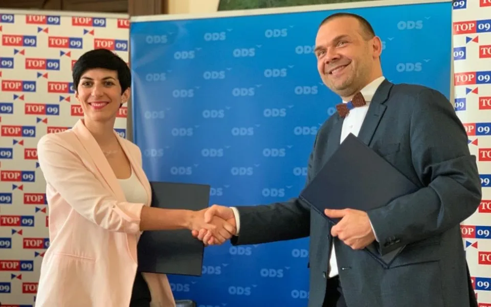 Vznik koalice stvrdila podpisem předsedkyně TOP 09 Markéta Pekarová Adamová s místopředsedou ODS Martinem Baxou