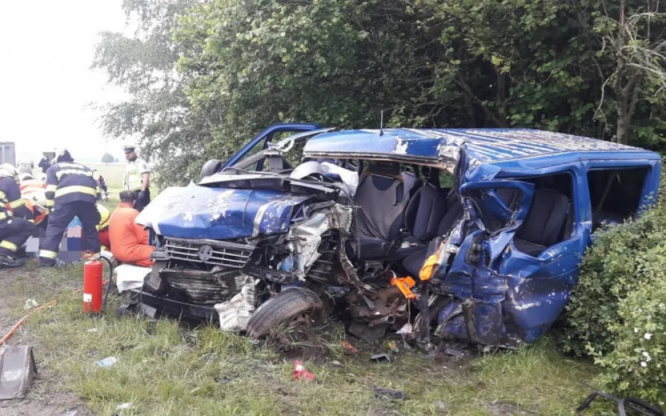 Při srážce dodávky s kamionem se zranilo sedm lidí, jedna spolujezdkyně nepřežila