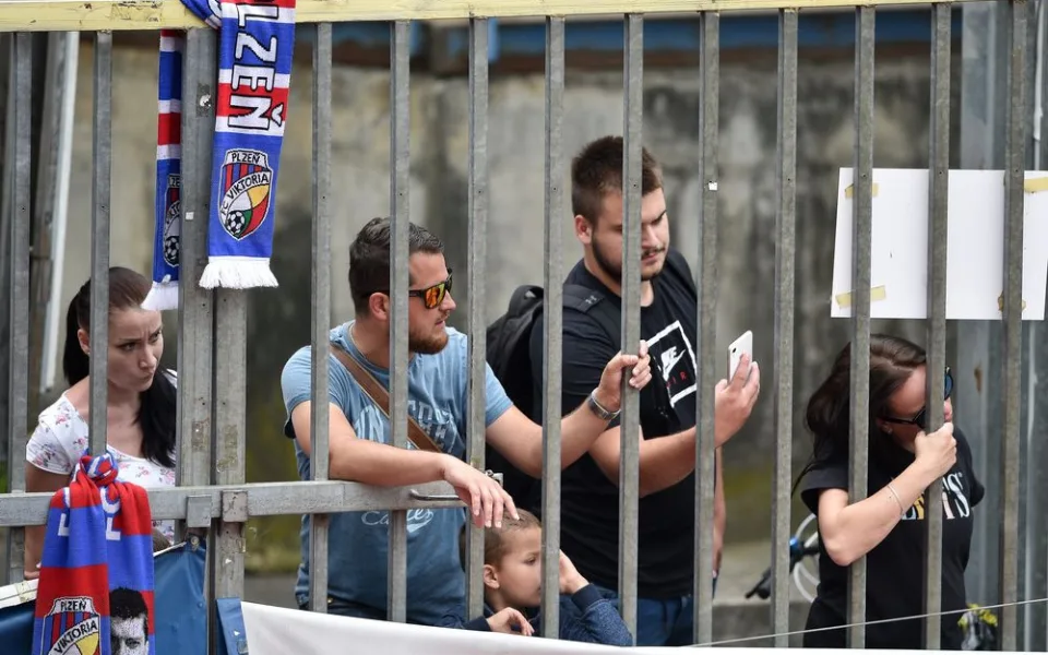 Na stadion Viktorky se může v neděli vrátit část fanoušků 