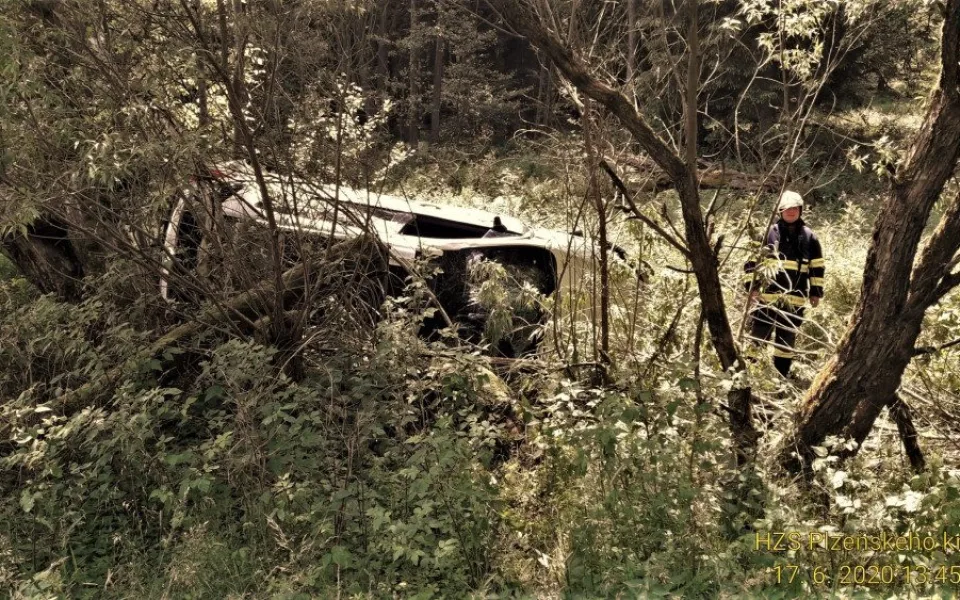 Auto veletělo ze silnice a převrátilo se na bok